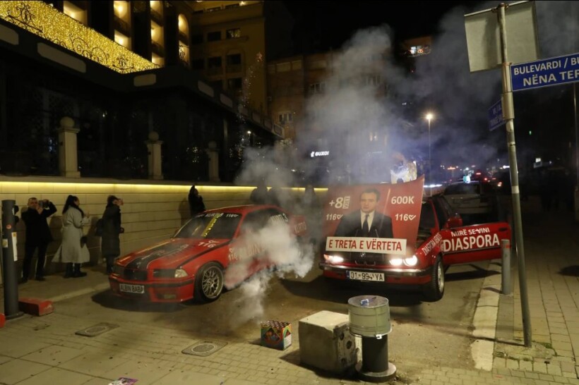 Nis festa në Prishtinë, mbështetësit e Vetëvendosjes “pushtojnë” rrugët