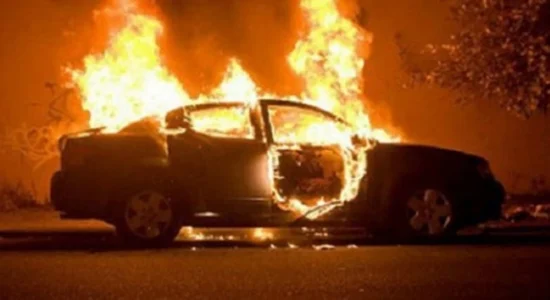 Tre automjete përfshihen nga zjarri në Shkup