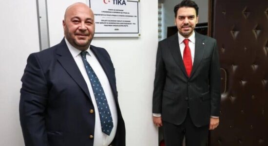 Kryetari i TIKA-s, Abdullah Eren u prit në takim nga Kryetari i Gjykatës Kushtetuese të RMV-së, Darko Kostadinovski