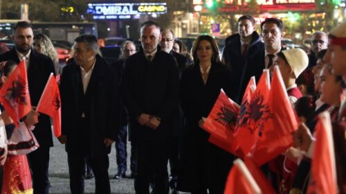 Krerët e VLEN-it mirëpresin në sheshin “Skënderbeu” ministren Spiropali