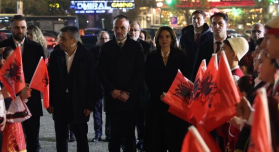 Krerët e VLEN-it mirëpresin në sheshin “Skënderbeu” ministren Spiropali