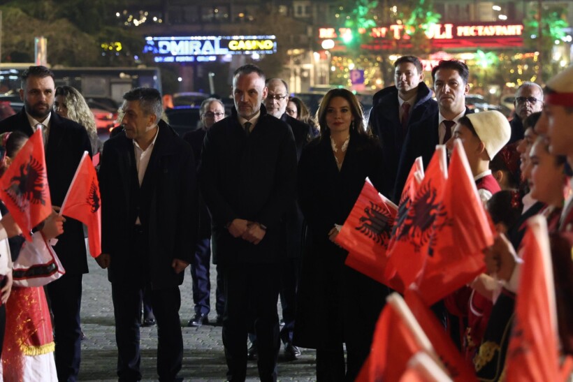 Krerët e VLEN-it mirëpresin në sheshin “Skënderbeu” ministren Spiropali