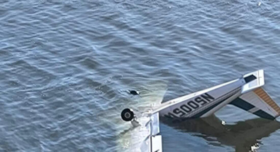 Rrëzohet një avion i vogël në Liqenin e Mavrovës, një person është lënduar