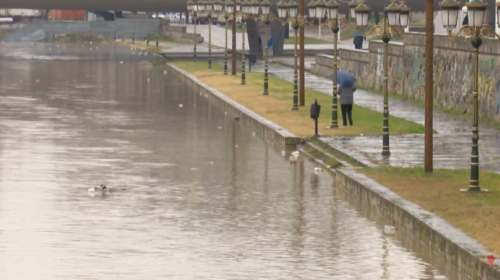 (VIDEO) Paralajmërime për shi intensiv dhe përmbytje