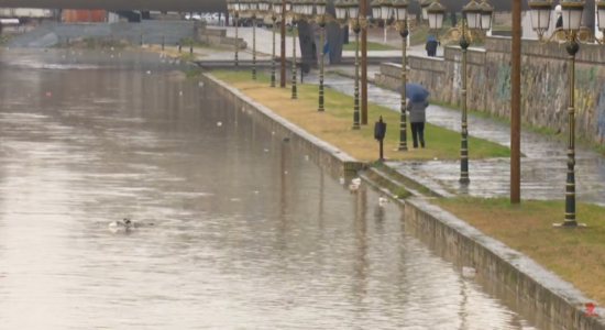 (VIDEO) Paralajmërime për shi intensiv dhe përmbytje