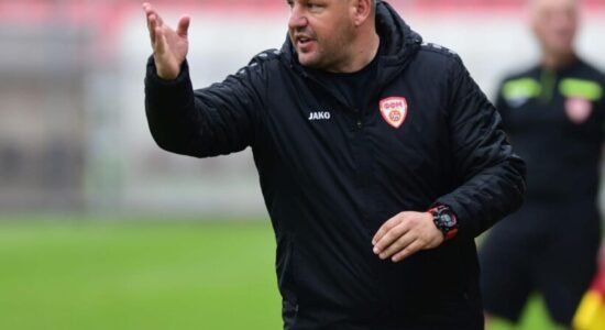 Sedlloski prezantoi zyrtarisht stafin e trajnerëve, Erhan Selimi ndihmës