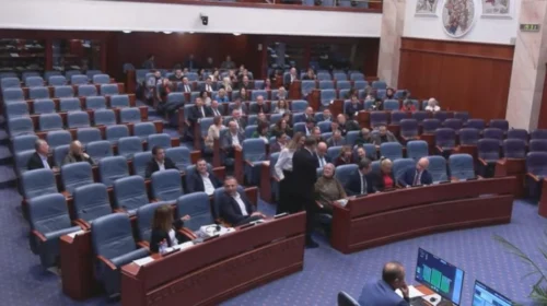 Seanca e fundit e Kuvendit për këtë vit, u miratuan disa ligje me procedurë të shkurtuar