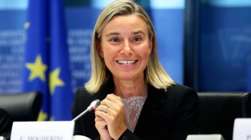 “Nuk ka rrezik që ajo të arratiset”: Federica Mogherini, e akuzuar për mashtrim, është liruar brenda natës