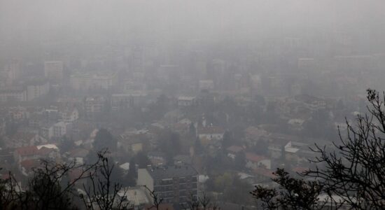 Mjegull në Strazhë, borë e dobët në Kodrën e Diellit