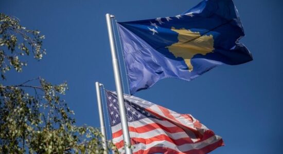 (VIDEO) Trump nënshkruan dokumentin, SHBA garanton sovranitetin dhe kufijtë e Kosovës