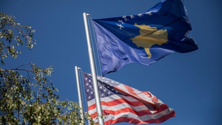 (VIDEO) Trump nënshkruan dokumentin, SHBA garanton sovranitetin dhe kufijtë e Kosovës