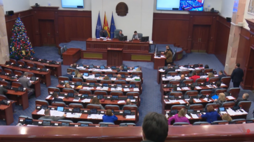 (VIDEO) Gjuha shqipe “Mollë Sherri” mes deputetëve të opozitës dhe pushtetit