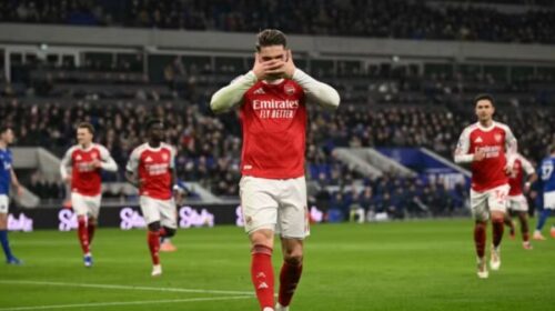 Arsenali rikthehet në krye të Premier League-s