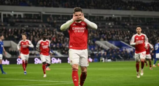 Arsenali rikthehet në krye të Premier League-s