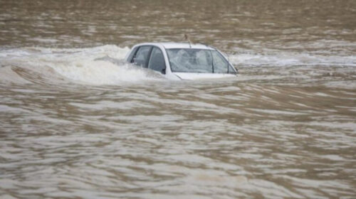 Aksident në Matkë: Tre shtetas turq shpëtohen nga automjeti i përmbysur në lumin Treskë