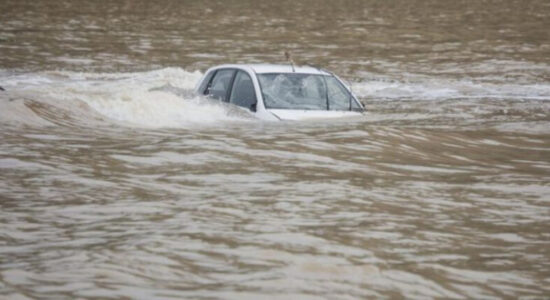 Aksident në Matkë: Tre shtetas turq shpëtohen nga automjeti i përmbysur në lumin Treskë