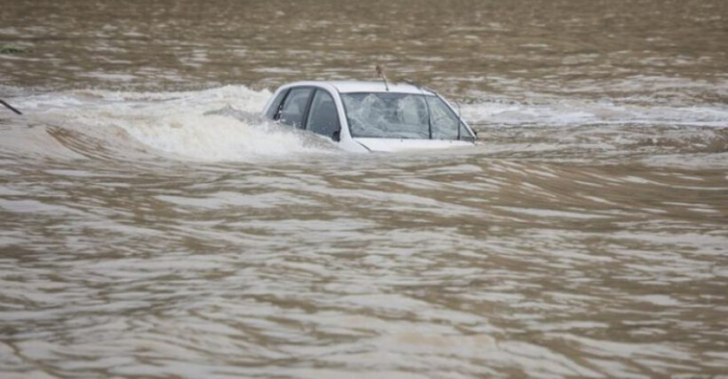 Aksident në Matkë: Tre shtetas turq shpëtohen nga automjeti i përmbysur në lumin Treskë