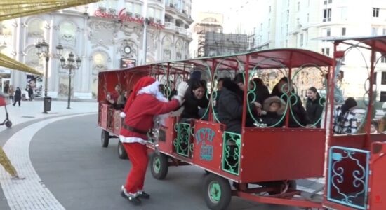(VIDEO) Atmosferë festive në sheshin e Shkupit