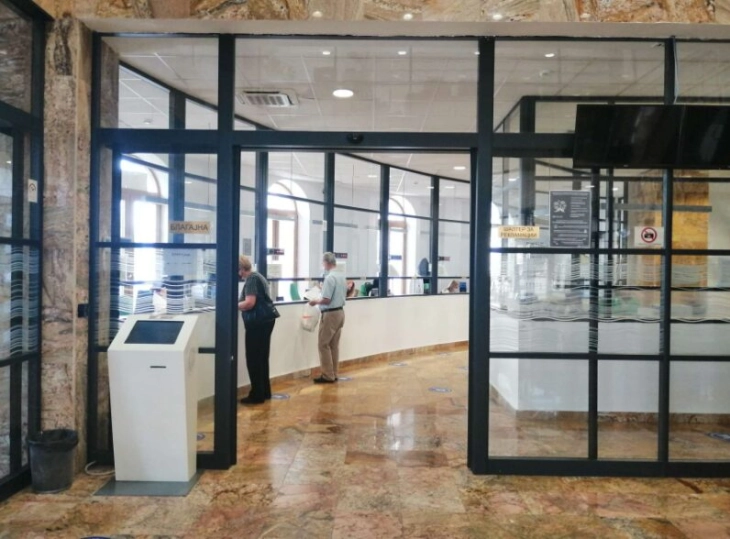 Sportelet dhe operatorët në Drejtorinë e NP  Ujësjellësi dhe Kanalizimi  do të punojnë deri në orën 15 30  nesër është ditë jopune