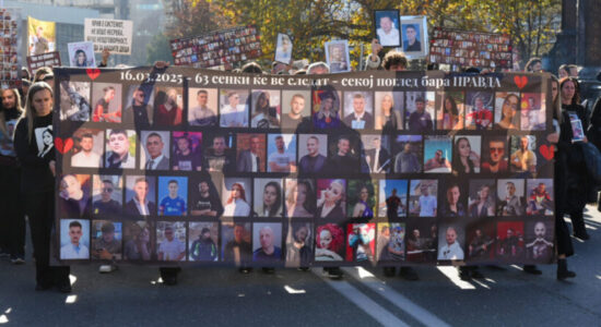 Familjarët e viktimave të Koçanit marshuan sërish duke kërkuar drejtësi