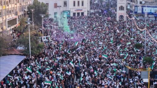 Sirianët festojnë përvjetorin e rënies së regjimit të Assadit me një tubim masiv në Hama