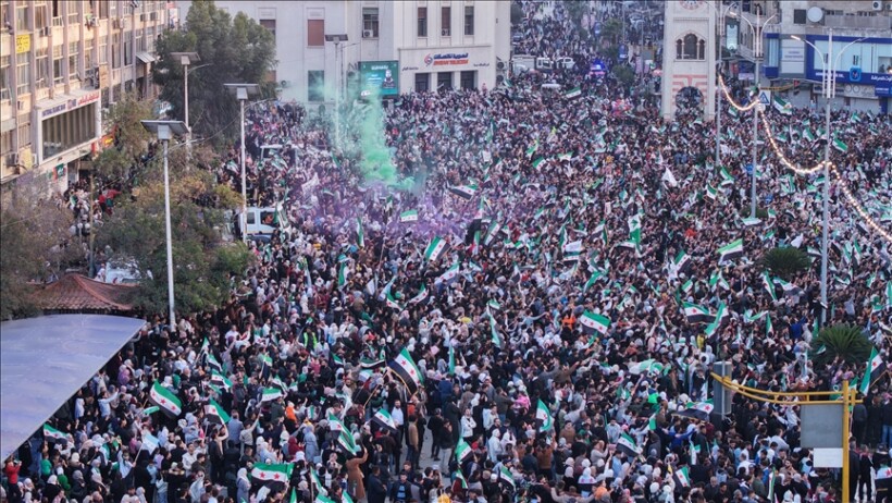 Sirianët festojnë përvjetorin e rënies së regjimit të Assadit me një tubim masiv në Hama