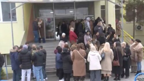 (VIDEO) Disa mësimdhënës në Shkollë Fillore “26 Korriku” nuk e pranojnë drejtoreshën e re