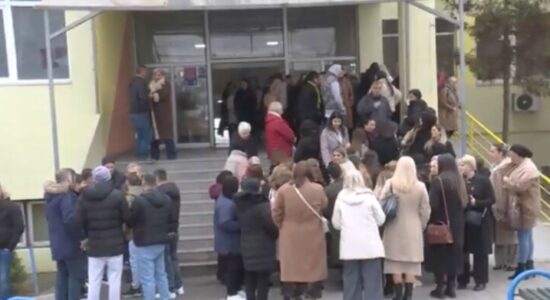 (VIDEO) Disa mësimdhënës në Shkollë Fillore “26 Korriku” nuk e pranojnë drejtoreshën e re