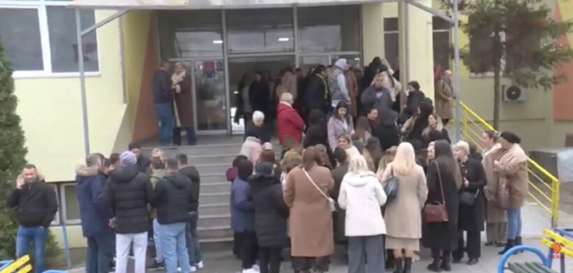(VIDEO) Disa mësimdhënës në Shkollë Fillore “26 Korriku” nuk e pranojnë drejtoreshën e re