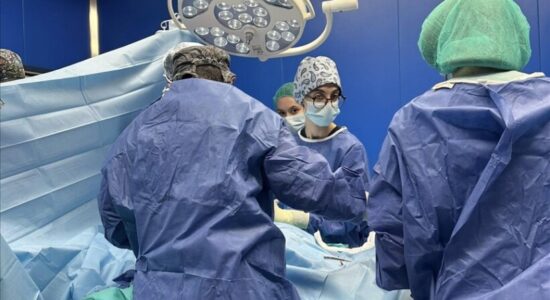 Maqedonia e Veriut për herë të parë operacion te fëmija me deformim kongjenital të rrallë me pjesëmarrjen e mjekut turk