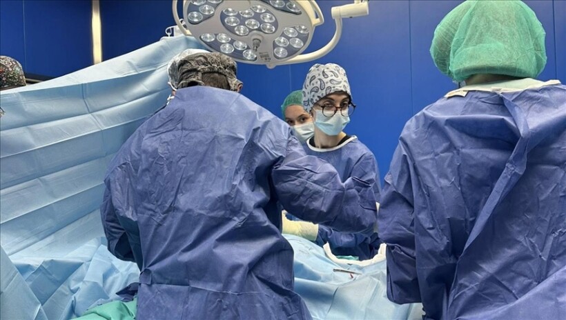 Maqedonia e Veriut për herë të parë operacion te fëmija me deformim kongjenital të rrallë me pjesëmarrjen e mjekut turk