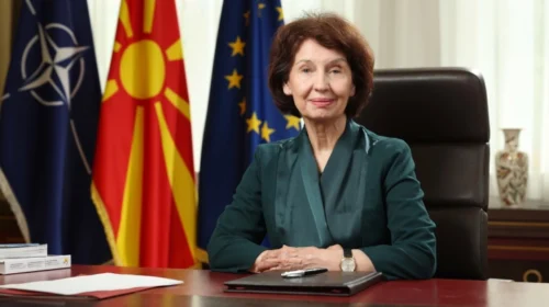 Siljanovska-Davkova dhe Misajllovski në lidhje video-konferenciale me paqeruajtësit dhe takim para Vitit të Ri me familjet e tyre