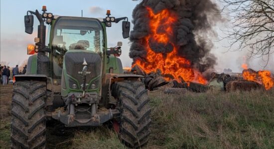 Fermerët francezë në protesta, bllokojnë unazën rrugore të qytetit Arras