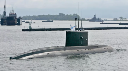 Ukraina godet një nëndetëse ruse në Detin e Zi