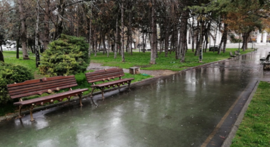 Mot i ndryshueshëm me vranësira me reshje lokale të kohëpaskohshme të shiut