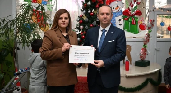 Gashi dhuroi mjete për tre shkolla në prag të festave të fundvitit