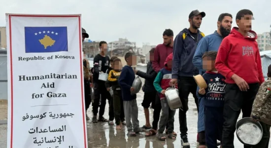 Banorët e Gazës pranuan ndihmat humanitare të dërguara nga Kosova