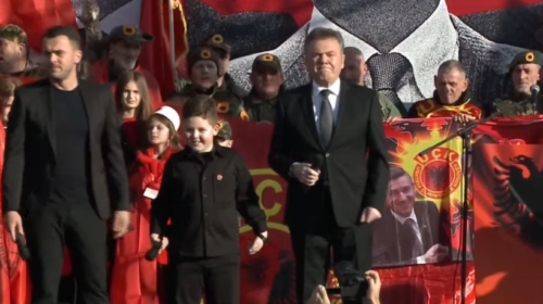 Ilir Shaqiri interpreton “Jam Shqiptar” me djalin dhe nipin në protestën në Shkup