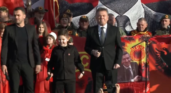 Ilir Shaqiri interpreton “Jam Shqiptar” me djalin dhe nipin në protestën në Shkup