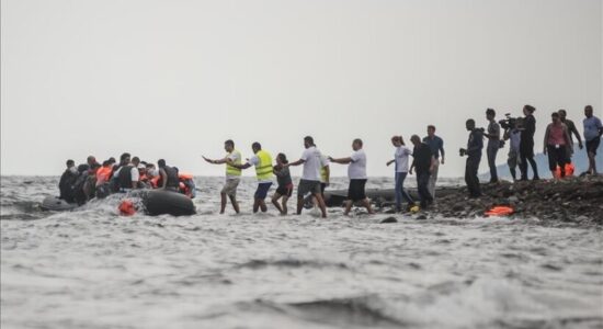 Të paktën 17 emigrantë gjendet të vdekur në një gomone gjysmë të fundosur pranë Kretës në Greqi
