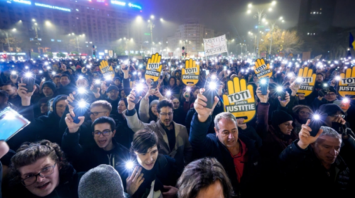 Rumani, mijëra njerëz protestojnë kundër korrupsionit në sistemin gjyqësor, kërkojnë dorëheqjen e zyrtarëve të lartë