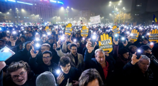 Rumani, mijëra njerëz protestojnë kundër korrupsionit në sistemin gjyqësor, kërkojnë dorëheqjen e zyrtarëve të lartë