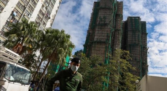 Hong Kongu vazhdon kërkimin për 31 persona të zhdukur pas zjarrit vdekjeprurës