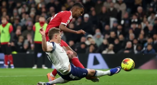 Liverpooli fiton derbin e tensionuar ndaj Tottenhamit