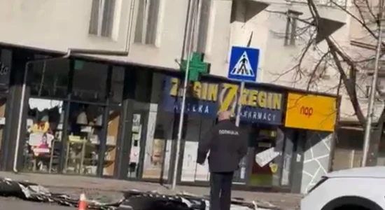 Era e fuqishme rrëzon kulmin e një ndërtese në Kumanovë