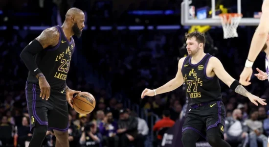 Lakers turpërohen në fushën e tyre, triumfojnë Boston