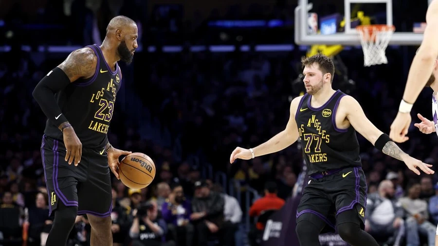 Lakers turpërohen në fushën e tyre, triumfojnë Boston
