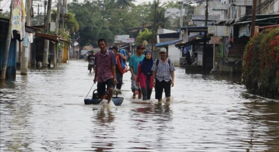 Indonezianët përpiqen t’i rikthehen jetës normale pas përmbytjeve katastrofike