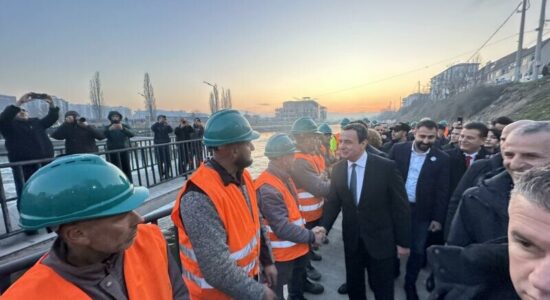 Përurohet ura e re për këmbësorë mbi lumin Ibër, Kurti bashkë me Pecin e Durmishin e prejnë shiritin