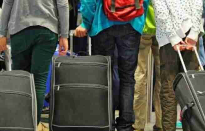 LSDM: Qeveria po i dëbon të rinjtë nga Maqedonia, ndërsa negocion për emigrantët